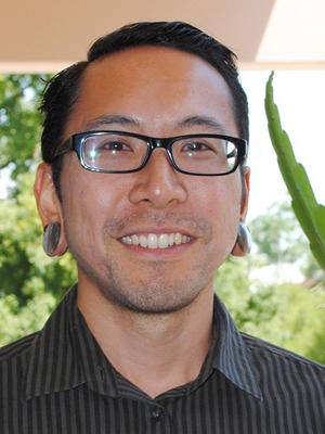 托德·本间，亚裔美国人研究助理教授